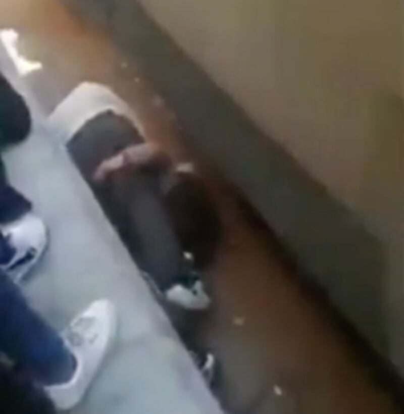 Padre se lanza a las vías para salvar a su hija en Egipto.