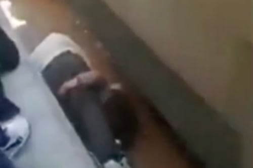 Padre salta a las vías para salvar a su hija en Egipto y ambos sobreviven