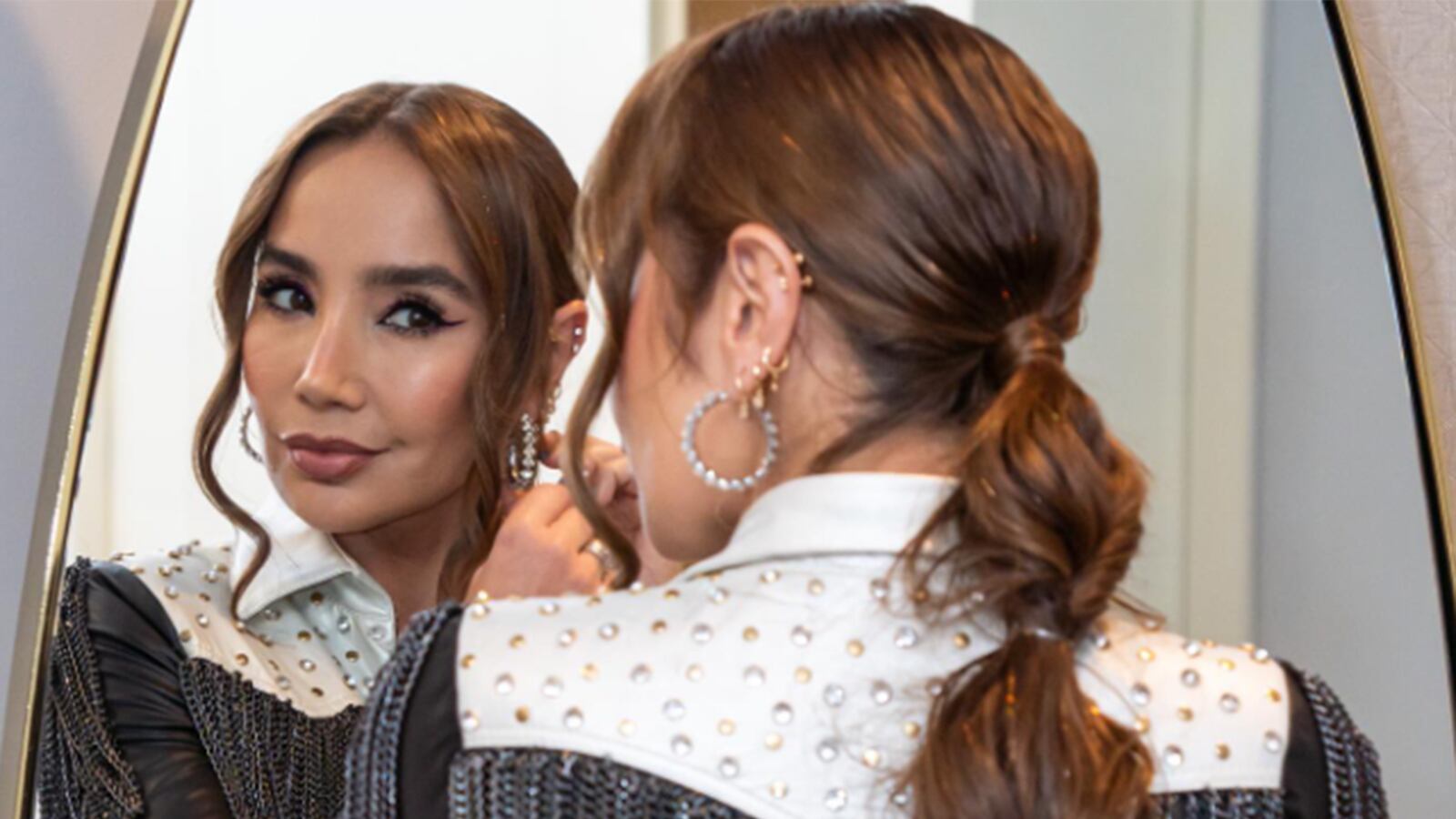 La cantante y empresaria Paola Jara deleitó a sus fans con sus cambios de look.