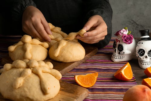 La tradición del pan de muerto se viste de lujo con chocolate Dubái y un homenaje a la vida lleno de sabor