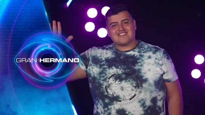 Fue el participante número 11 en ingresar a la casa estudio del reality Gran Hermano. Rubén Gutiérrez es un carabinero de 26 años en situación de retiro temporal, proveniente de Yungay, quien relató una trágica historia de amor, la cual confesó lo marcará de por vida.
En conversación con Julio César Rodríguez, quien hizo de anfitrión de los 18 jugadores, contó sobre su salida de carabineros, en búsqueda de mejoras salariales, puesto que debía cuidar de sus siete hermanos menores.
Pero. lo más impactante fue cuando reveló su primer amor, el cual terminó con un desenlace fatal, puesto que su polola decidió quitarse la vida un día antes de que se fueran a vivir juntos.
“Salimos, nos conocimos, empezamos a pololear como todo joven. Y cuando me dijo ella que iba a ser papá, yo estaba más feliz todavía”, recordó contento.
“Ahí dije, ‘¿qué voy a hacer?’. Dije, ‘ya, vamos a arrendar una casita’”, agregó. Pero, su pareja tenía otros planes.
“Fue un día 18 de diciembre. Y a las 07:57, recibo una llamada que me dicen que ella se había ahorcado. Para mí fue un golpe, no lo podía creer. Eso no se olvida. Yo tengo que convivir con eso, es una mancha. Y hoy en día tengo toda la mentalidad y aptitudes para salir adelante”, confesó.
Casa destruida
Además, años antes sufrió la destrucción total de la casa que arrendaban con su familia, a causa del terremoto de 2010. Esto los obligó a vivir, por un tiempo, en una carpa al borde del río.