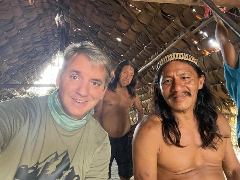 Productor ecuatoriano Roberto Aguirre junto a comunidad waorani