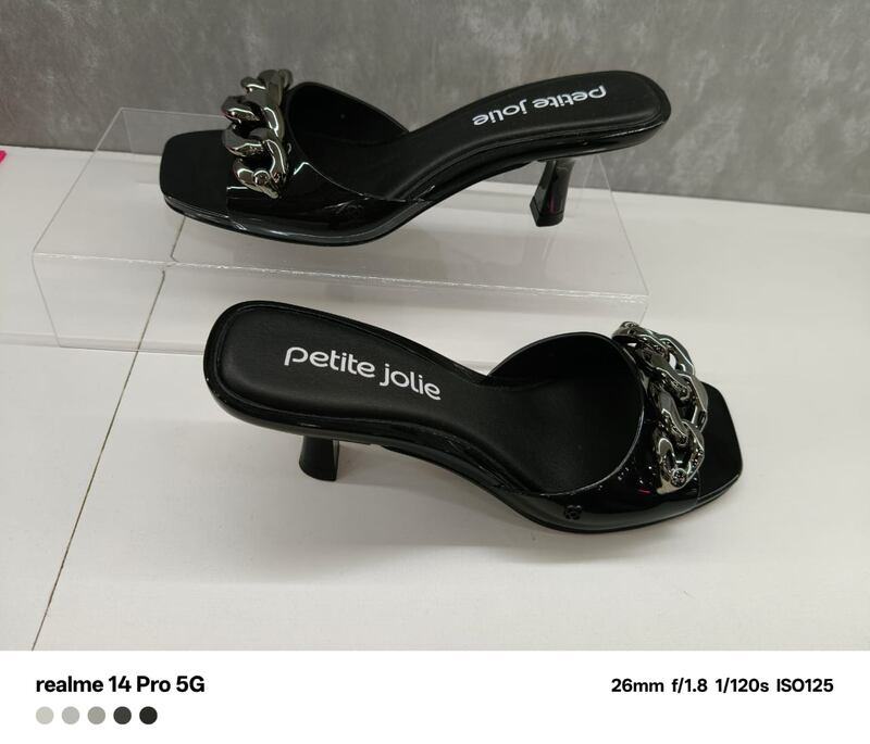 Petite Jolie hace sus zapatos con PVC.