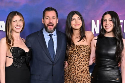 Hija de Adam Sandler reaparece junto al actor mostrando su estilo chic y lo ha rebasado en estatura