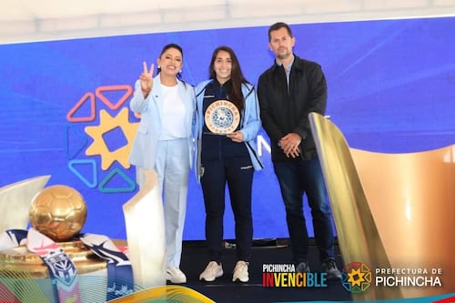 Dragonas IDV reciben reconocimiento de la Prefectura de Pichincha tras lograr el bicampeonato de la Superliga Femenina