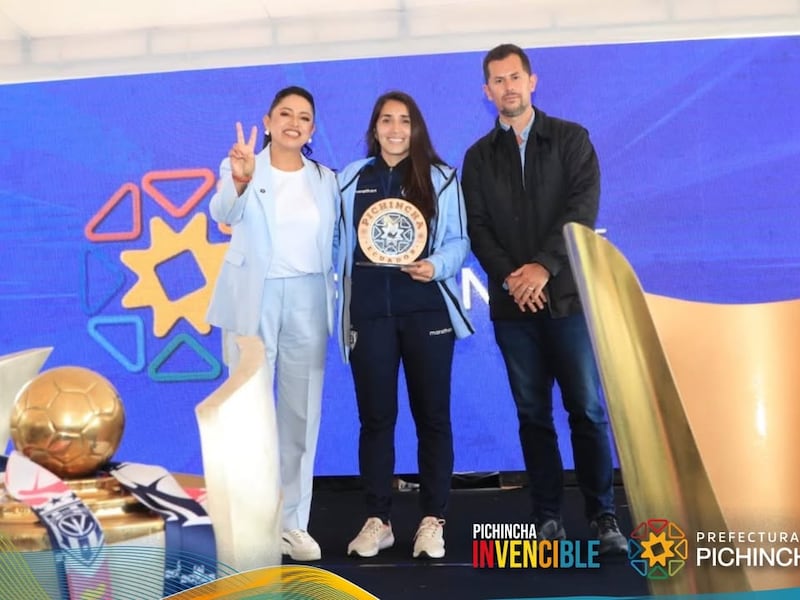 Dragonas IDV reciben reconocimiento de la Prefectura de Pichincha tras lograr el bicampeonato de la Superliga Femenina