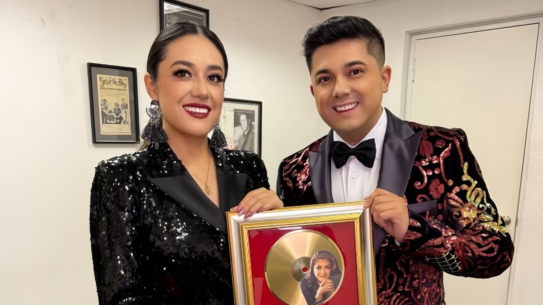 Paola y Willie Tamayo, hijos de Paulina Tamayo, recibieron el disco de oro póstumo