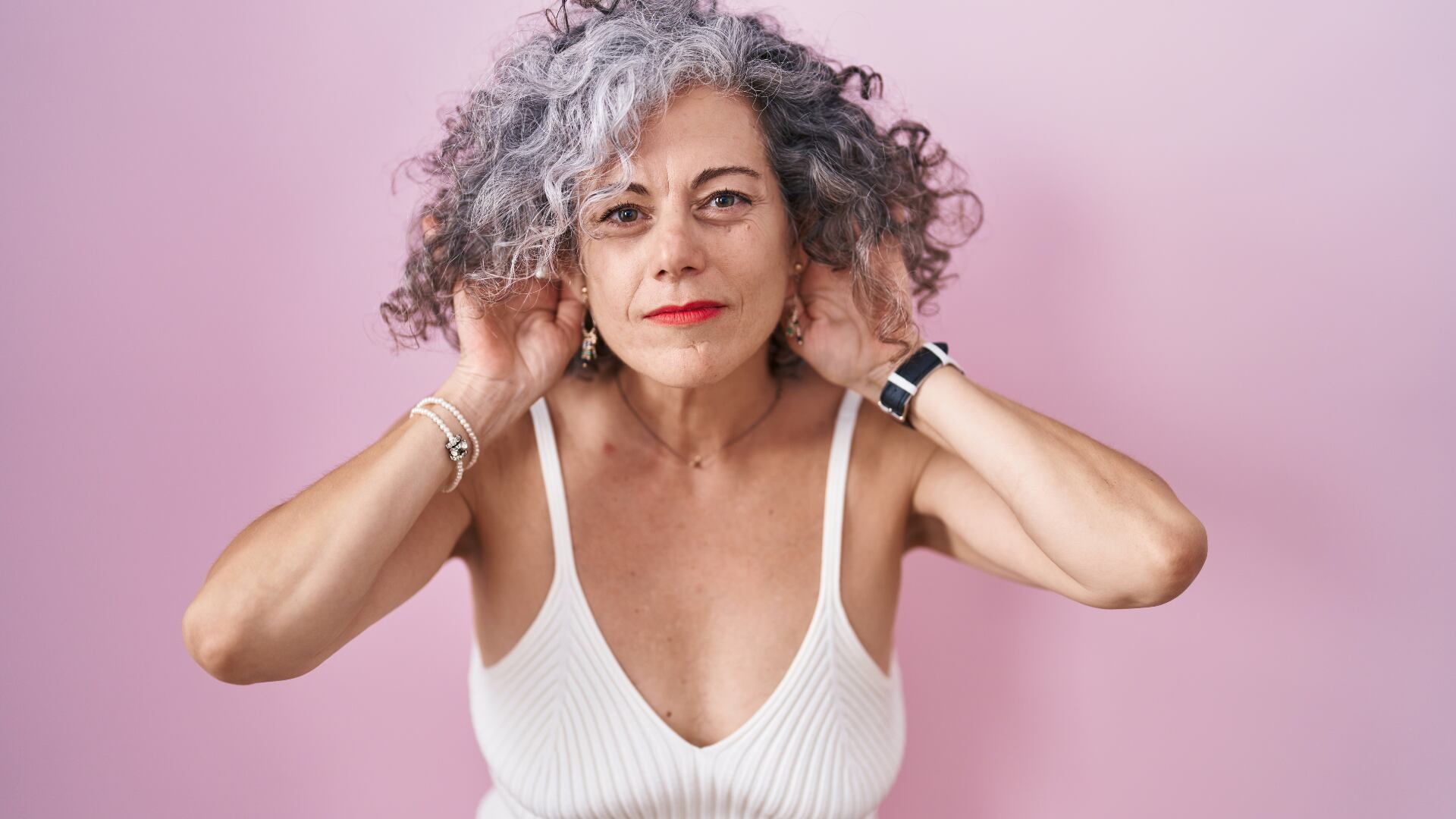 Consejos de experto para tener una bonita melena con canas