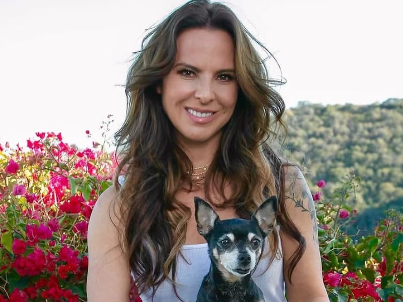¡De actriz a modelo! Kate del Castillo impacta como modelo con atrevido body, capa y botas: así lució