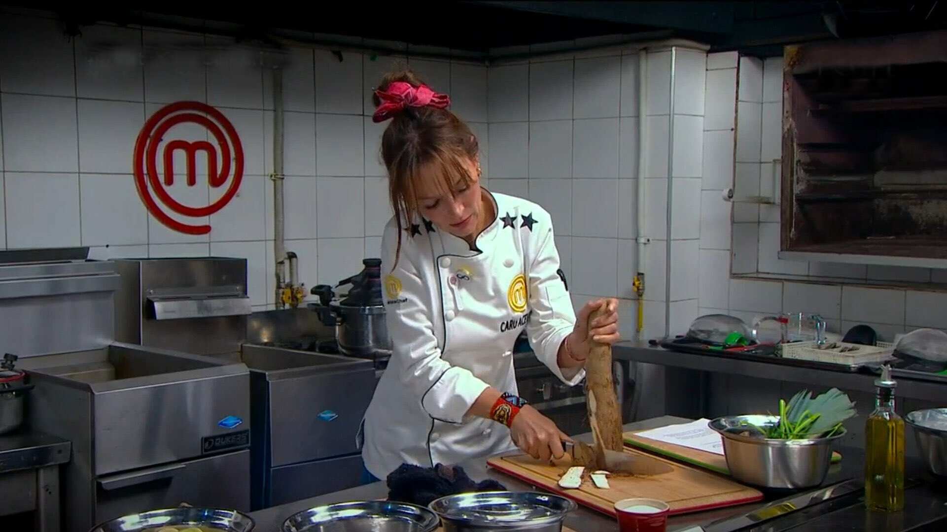 Televidentes aseguran que Jorge Rausch le terminó haciendo el plato a Carolina Acevedo en el reto de 'MasterChef Colombia' y quedó en segundo lugar.