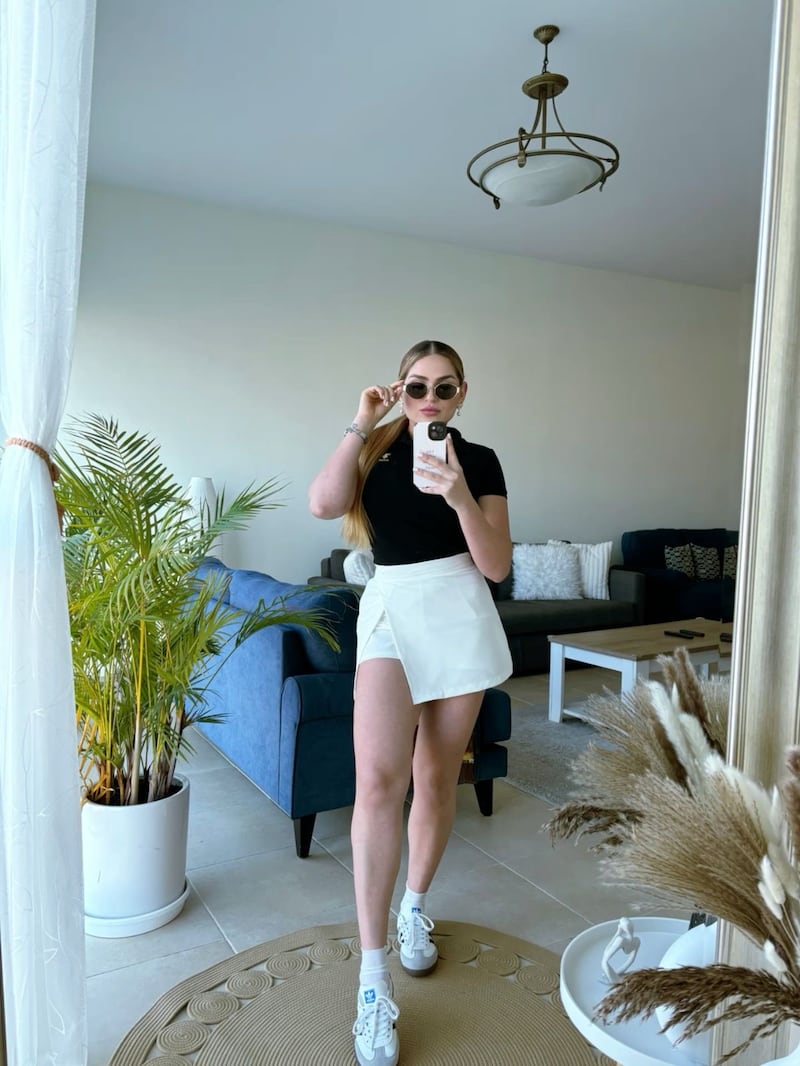 ¿Cómo combinar la falda pantalón para conseguir un look elegante y moderno?