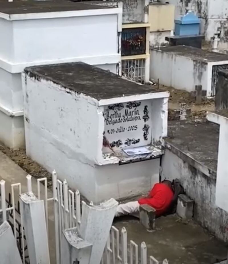 Niño visitando la tumba de su mamá