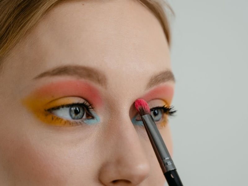 Sombras adhesivas: la tendencia de maquillaje que promete un look perfecto en segundos