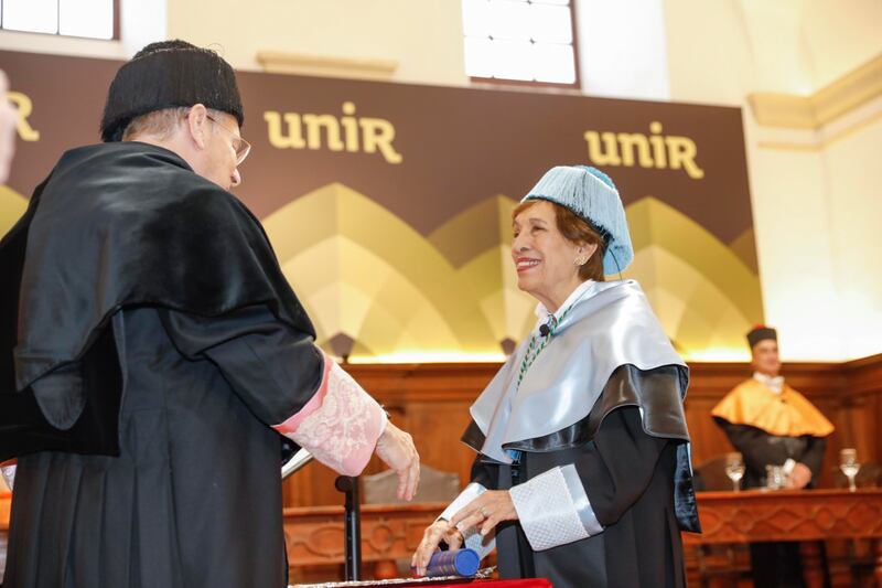 La directora de la Academia Ecuatoriana de la Lengua investida Doctora Honoris Causa por la Universidad Internacional de La Rioja (UNIR)