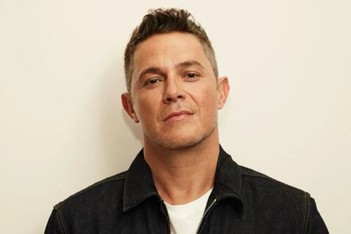 Alejandro Sanz reaparece con el estreno de “El vino de tu boca”