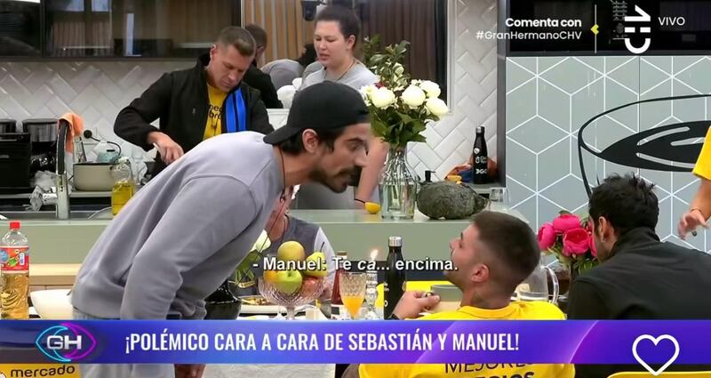 Una pelea nunca antes vista en Gran Hermano, escaló al punto de que uno de los involucrados lanzó dos vasos con agua a su adversario. Se trata del violento enfrentamiento que tuvo Sebastián Ramírez contra su compañero Manuel Napoli, luego que votara con él para que se fuera al sótano y perdiera las comodidades.
Esto indignó a Ramírez y se lanzó en picada contra el italiano, a quien dedicó una serie de insultos de grueso calibre, solo superados por lo que Antonia Casanova le gritó días atrás a Michelle Carvalho, cuando le dijo “estúpida, te paso por el...”.
El enojo de Tatán, fue que lo hayan votado porque se encontraba lesionado tras caer a la piscina. Su argumento es que el accidente lo sufrió puesto que no ha podido dormir bien, por culpa de los ruidos y malos olores de sus compañeros de habitación.
Ahí, Manuel se acercó a escuchar lo que gritaba y lo encaró. Pero, eso solo aumentó la ira de Ramírez.
“Eres un maricón culi… no me dejaste dormir en toda la semana, maldito culi…”, le gritaba de la sala SUM.
De ahí, incluso salió de la habitación y fue raudo hacia la cocina donde se puso frente a frente al italiano para continuar con los insultos, los cuales fueron ampliamente rechazados en redes.