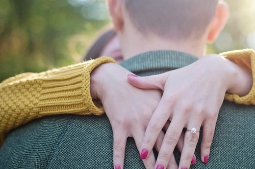 Dejó a su marido por un amigo de la infancia y la estafó por casi USD 90.000