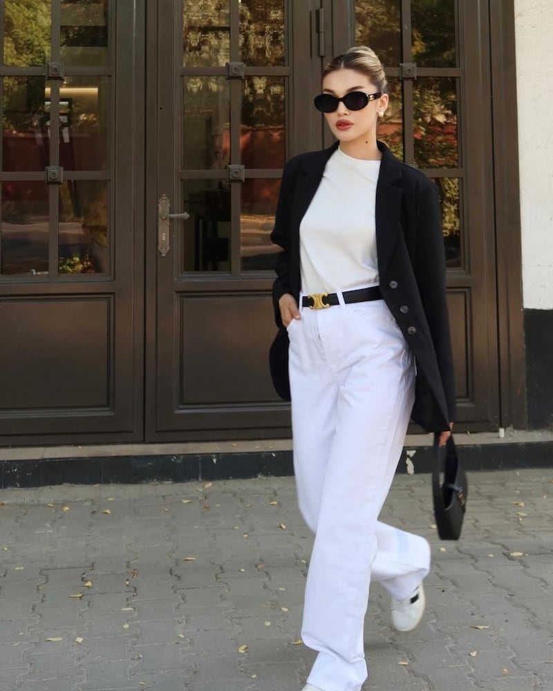 ¡Adiós camisa blanca! La camiseta que es obsesión de todas por su elegancia y versatilidad