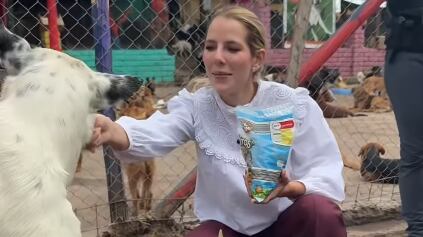 Lavinia Valbonesi llevó ayuda a la Fundación Lucky tras afectación en techos.