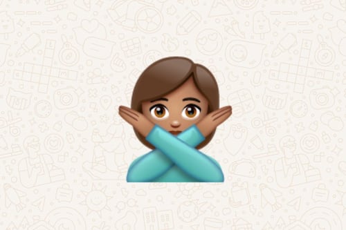 El significado real del emoji de la mujer con brazos en forma de ‘X’: ¿lo estás usando bien?