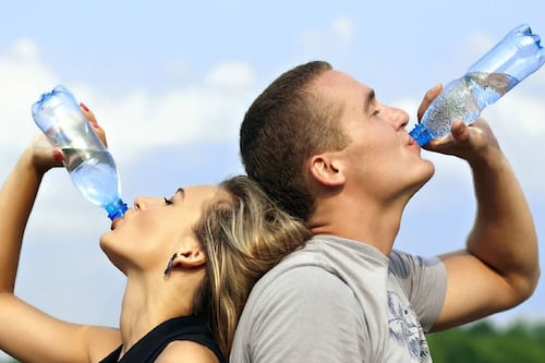 ¿Beber agua excesivamente podría causarnos la muerte?