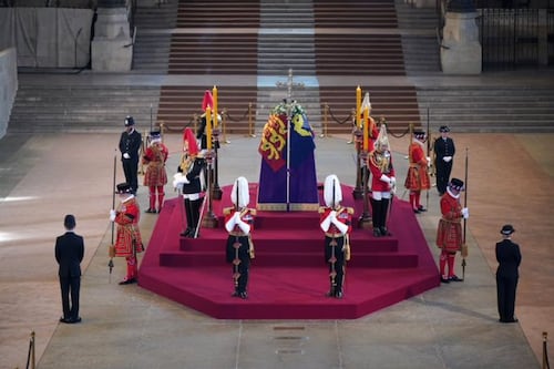 Reina Isabel II: Guardia real se desplomó ante la vista de todos, mientras custodiaba su ataúd 