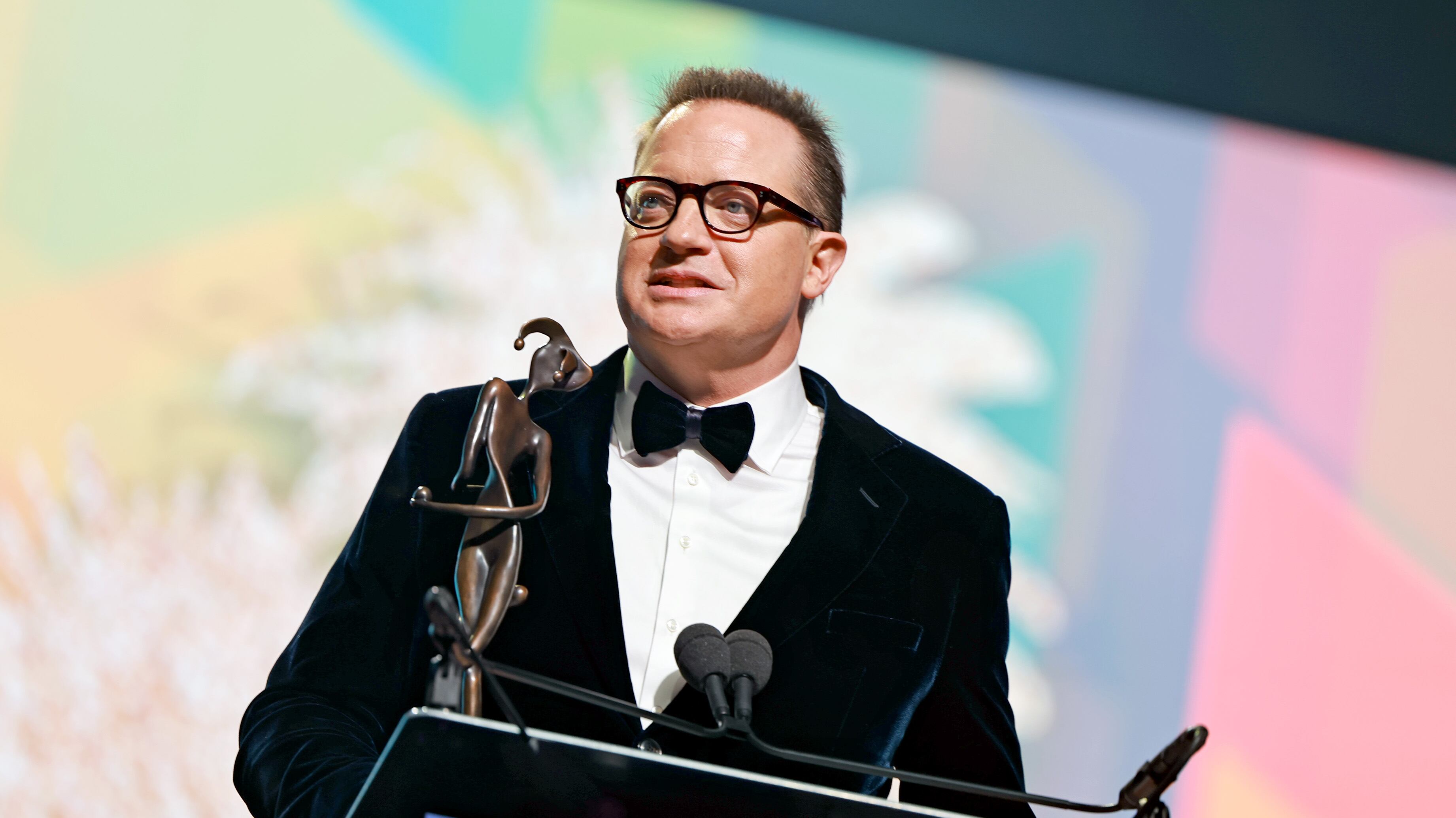 Brendan Fraser recibiendo un premio