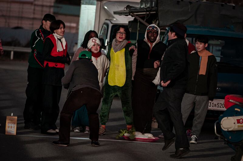 Dex, Lee Si-young, Park Na-rae, Kkwachu Hyung, Yiombi Jonathan, DinDin en 'Zombiverso'