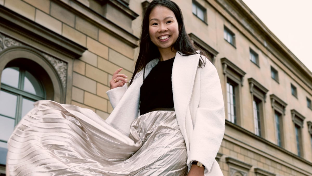 Las faldas satinadas lucen mejor si las combinas de esta forma.