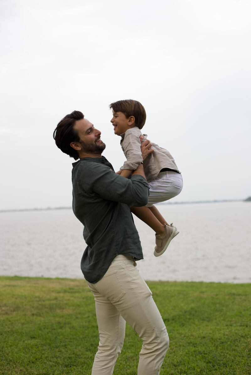 Niels Olsen junto a su hijo