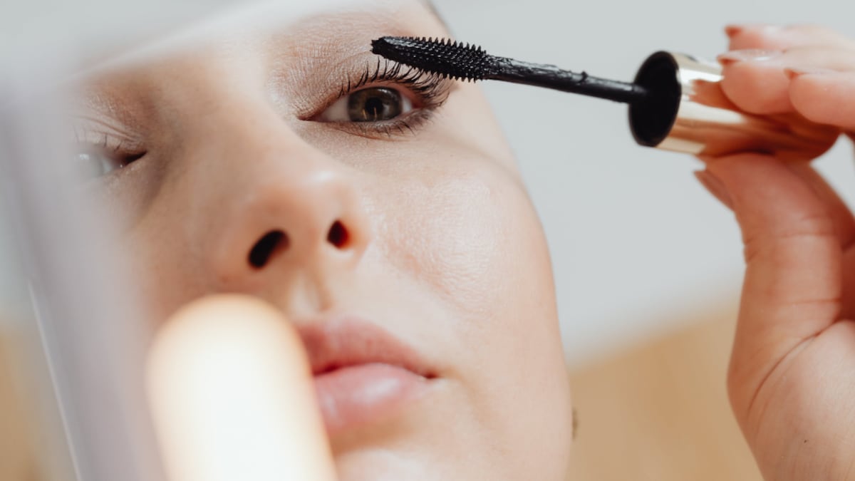 Con solo un delineador podrás alargar tus pestañas en menos de un minuto.
