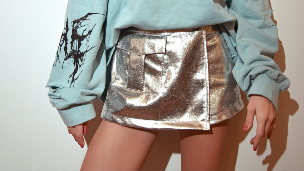 Las microfaldas tienen hablando a todo el internet.