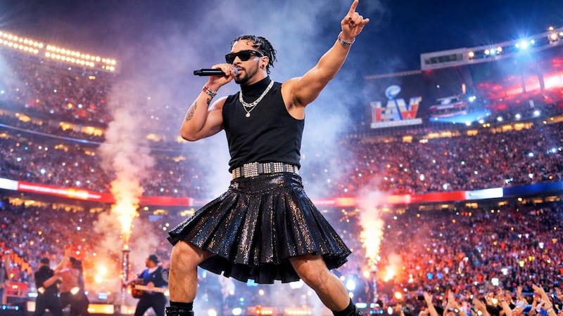 Casas de apuestas predicen si el cantante usará falda o vestido en el Super Bowl.