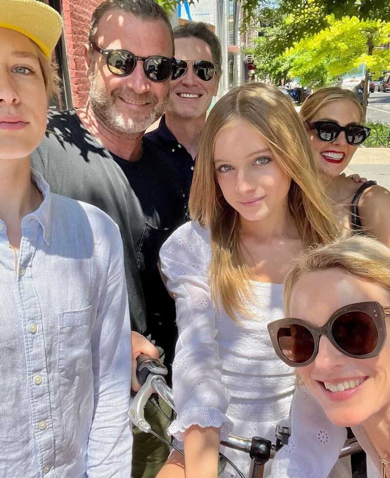 A sus 17 años, hija trans de Naomi Watts impacta por su elegancia en las pasarelas: así luce