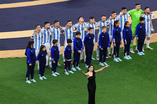 “Pensé seriamente en cantar desnuda con la bandera Argentina”, la confesión de la cantante Lali Espósito en plena Final del Mundial