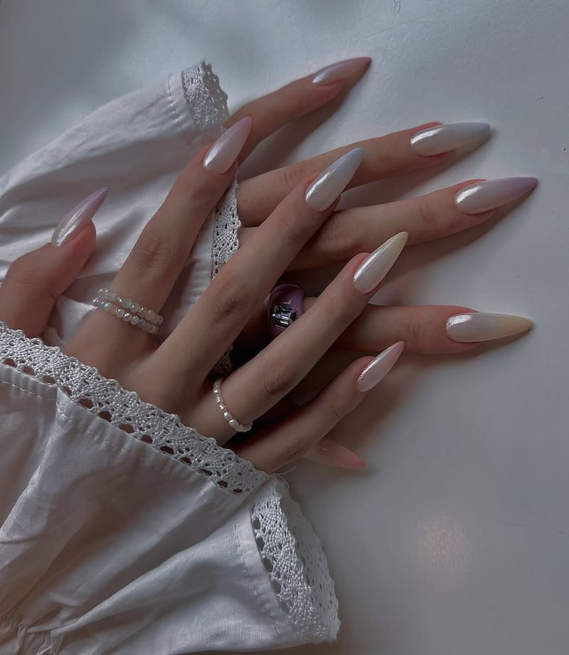 Uñas puntiagudas minimalistas