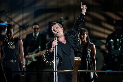 ¿Casualidad o destino? 20 años después, Robbie Williams volvió a subir al azar a un mismo fan