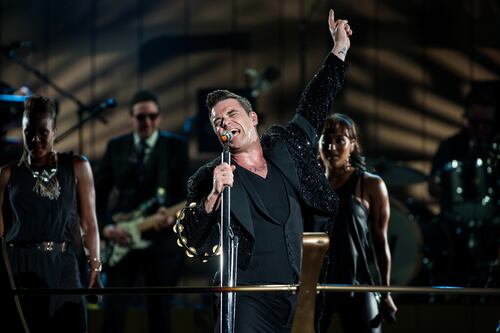 ¿Casualidad o destino? 20 años después, Robbie Williams volvió a subir al azar a un mismo fan