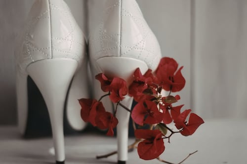 ¿Adiós tenis? Los zapatos color blanco los sustituyen: este es el modelo que será furor en 2026