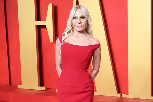 “¿Quién es?”: Donatella Versace deja con la boca abierta a las redes y se llena de críticas por su “nueva cara”