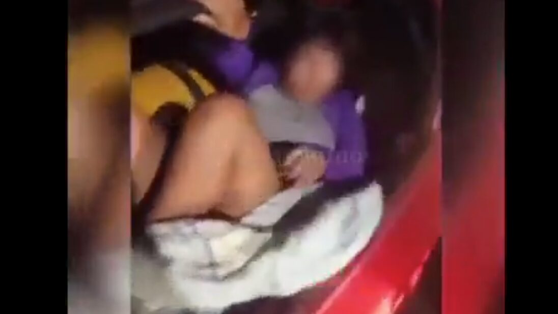 Mujer se metió en el maletero del taxi de su esposo para espiarlo y terminó descubierta por la Policía - Fuente: Video de X