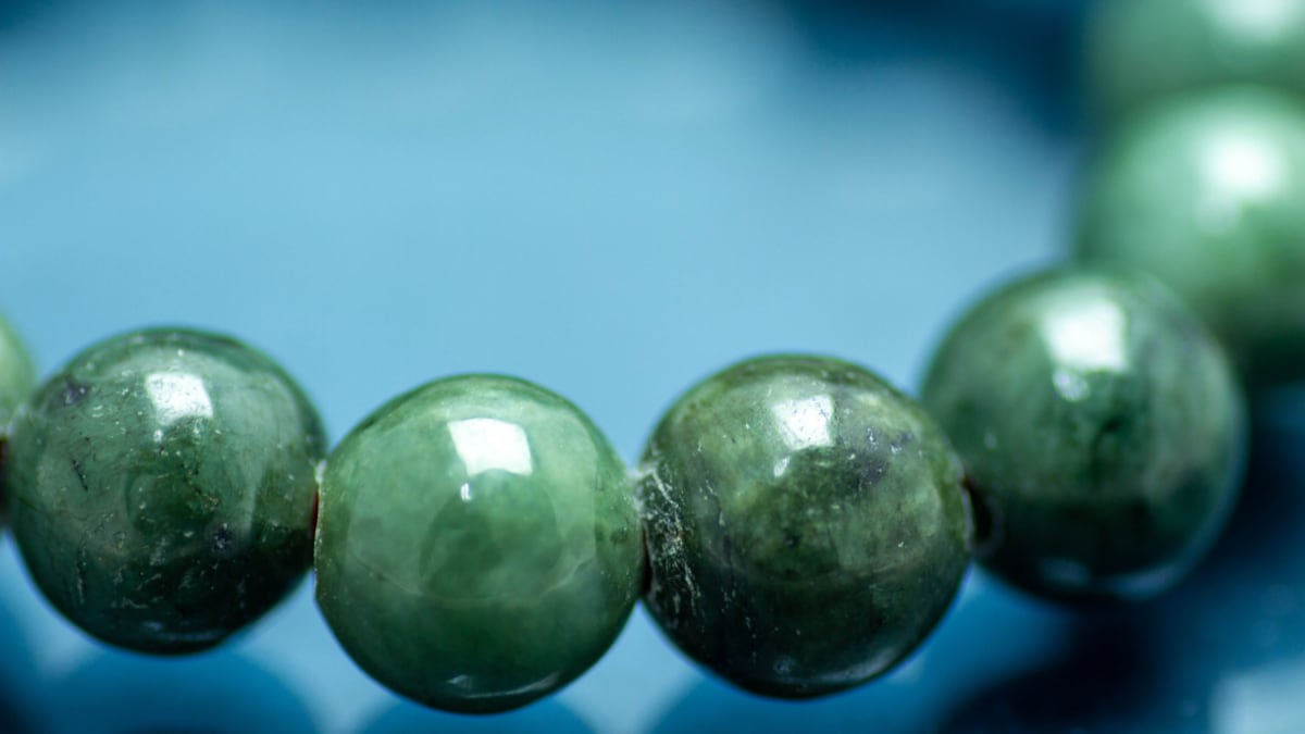 Los brazaletes de jade serán la cereza del pastel de tu próximo look