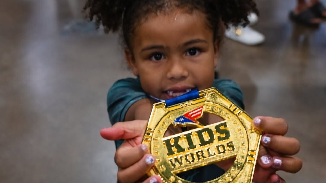 Con apenas seis años de vida y una energía que contagia a todos a su alrededor.