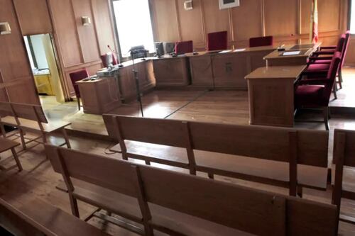 Consultó datos privados del ex de su amiga para contarle infidelidad y se metió en problemas legales
