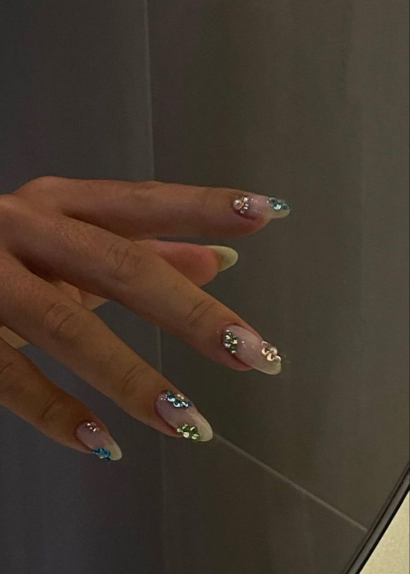 Tendencia de uñas francesas con flores de pedrería