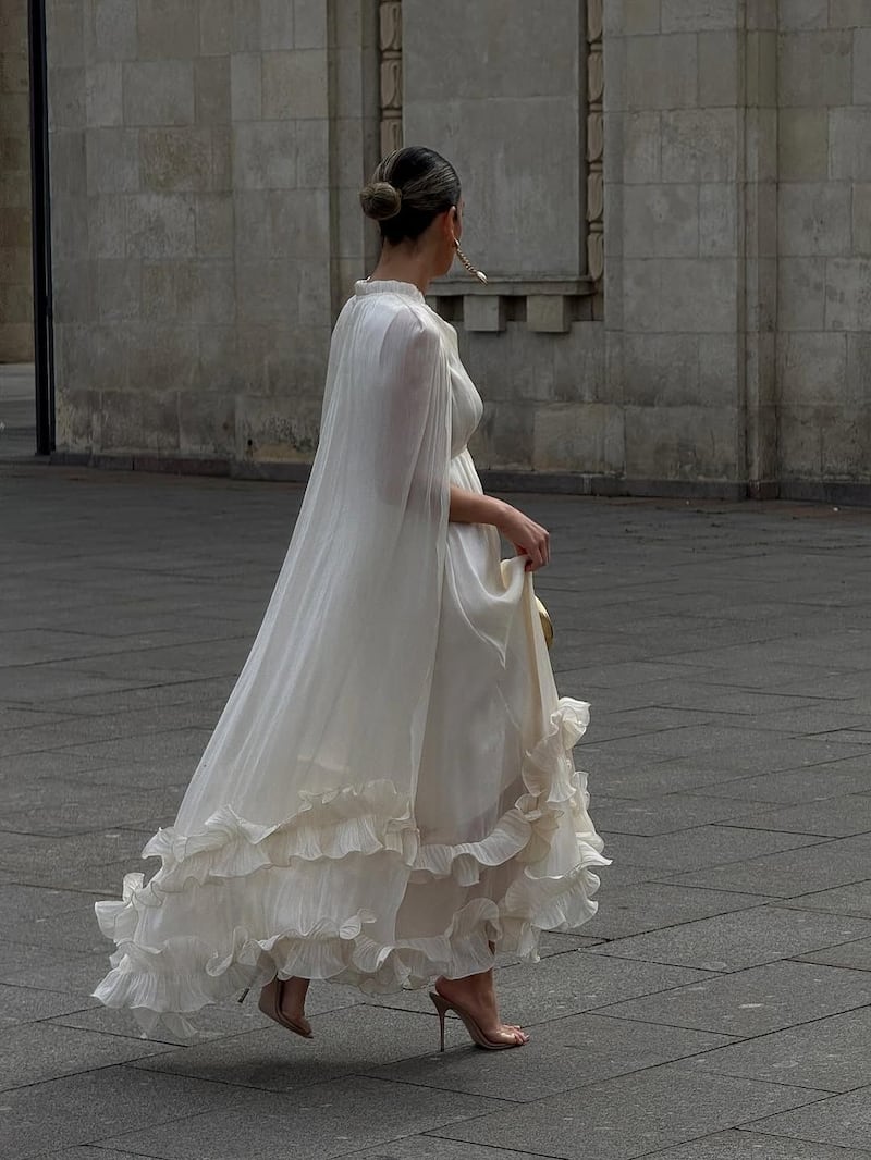 Los vestidos con capa serán tendencia este año