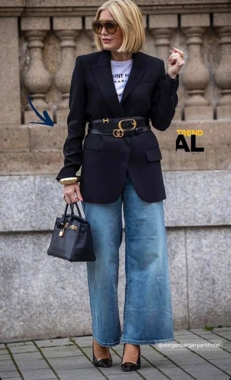 ¡Ni skinny, ni culotte! Los jeans acampanados retoman su corona y ahora se usan así después de los 50