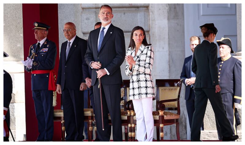 El particular detalle en las fotos de los reyes de España con Leonor y Sofía que generó polémica mundial