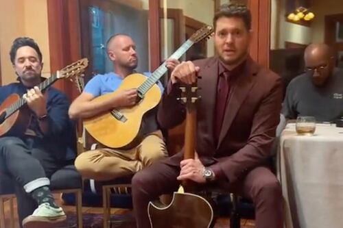 Michael Bublé sorprende a sus fans con romántica serenata en español