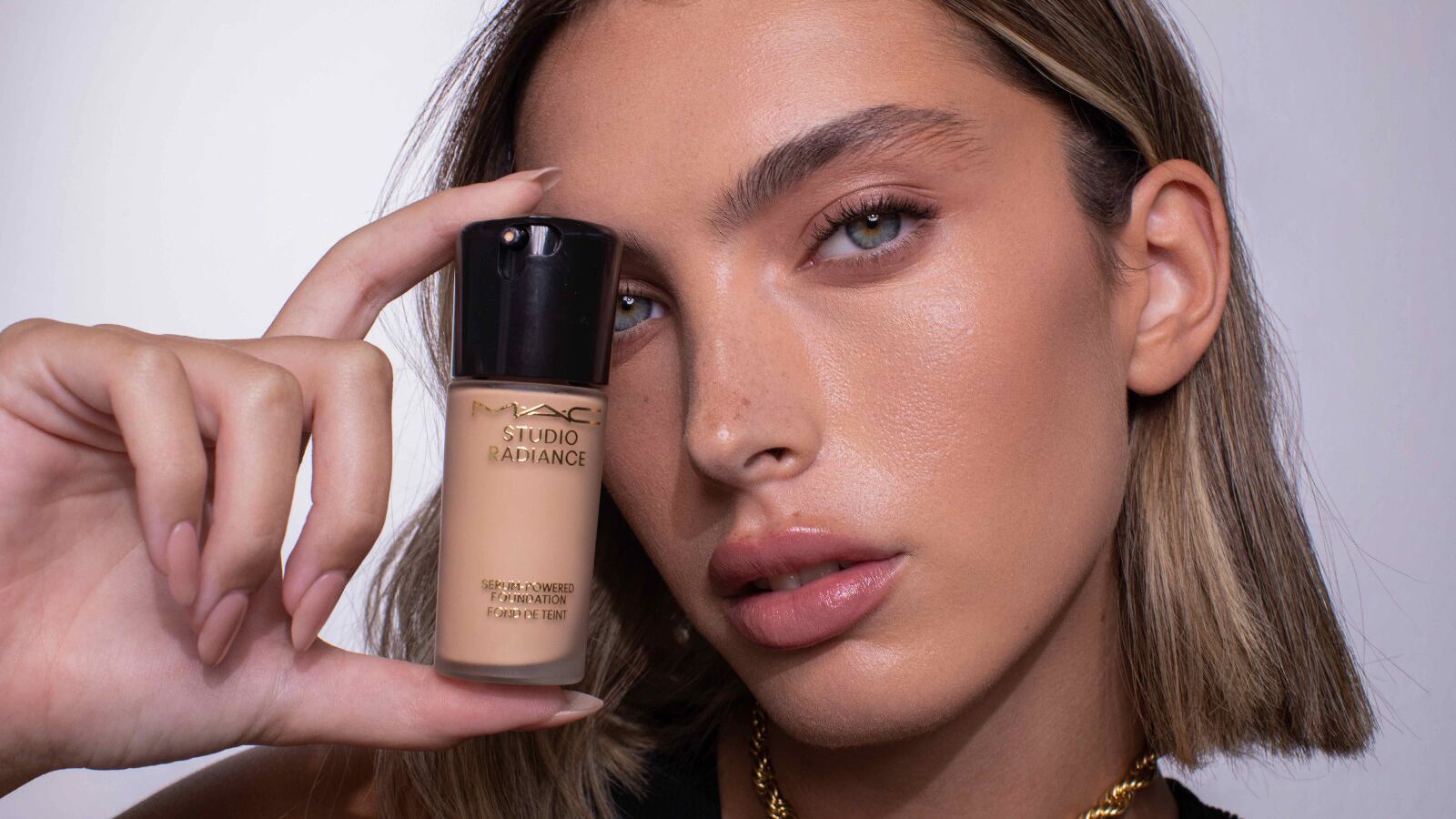 Base y serum que rejuvenece la piel de Mac Cosmetics